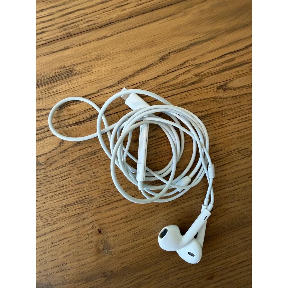 Apple EarPods with Lightning Connector White Wired Earbuds In-Ear‎ Headphones